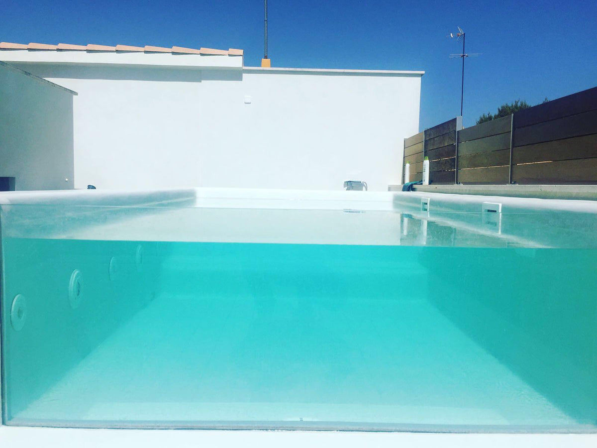 Rooftop pool with seamless microcement finish and glass balustrade